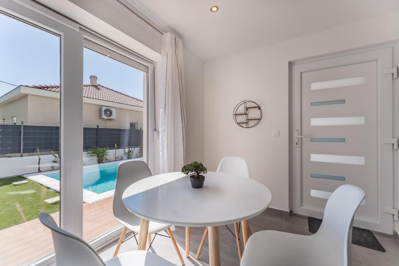 Bernie Apartments With A Pool 자다르 외부 사진