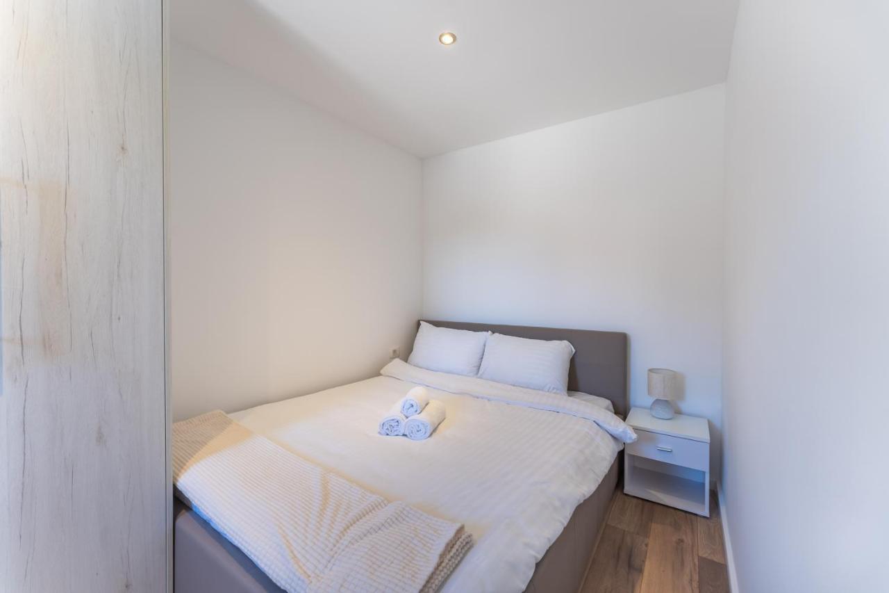 Bernie Apartments With A Pool 자다르 외부 사진