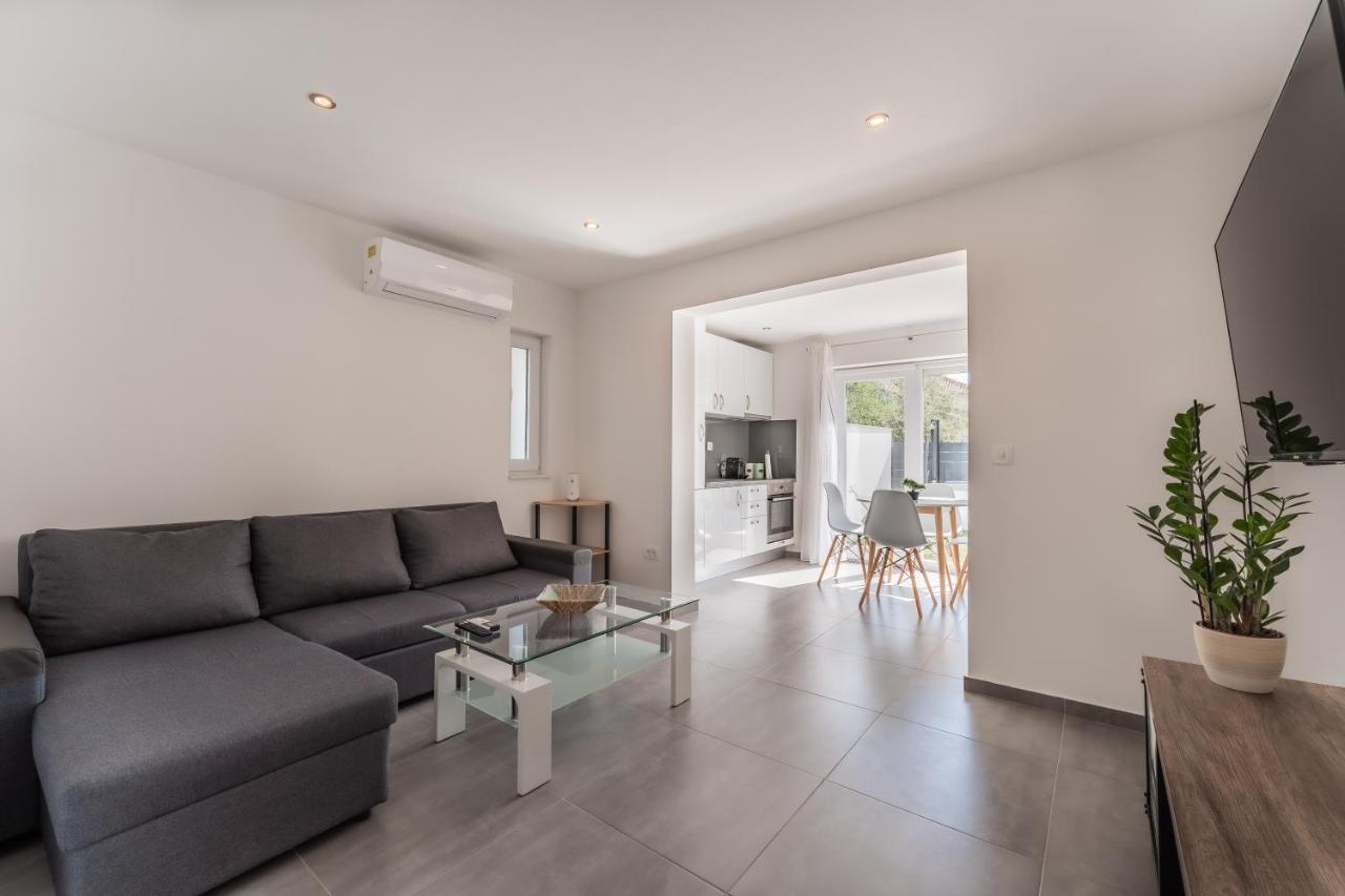 Bernie Apartments With A Pool 자다르 외부 사진