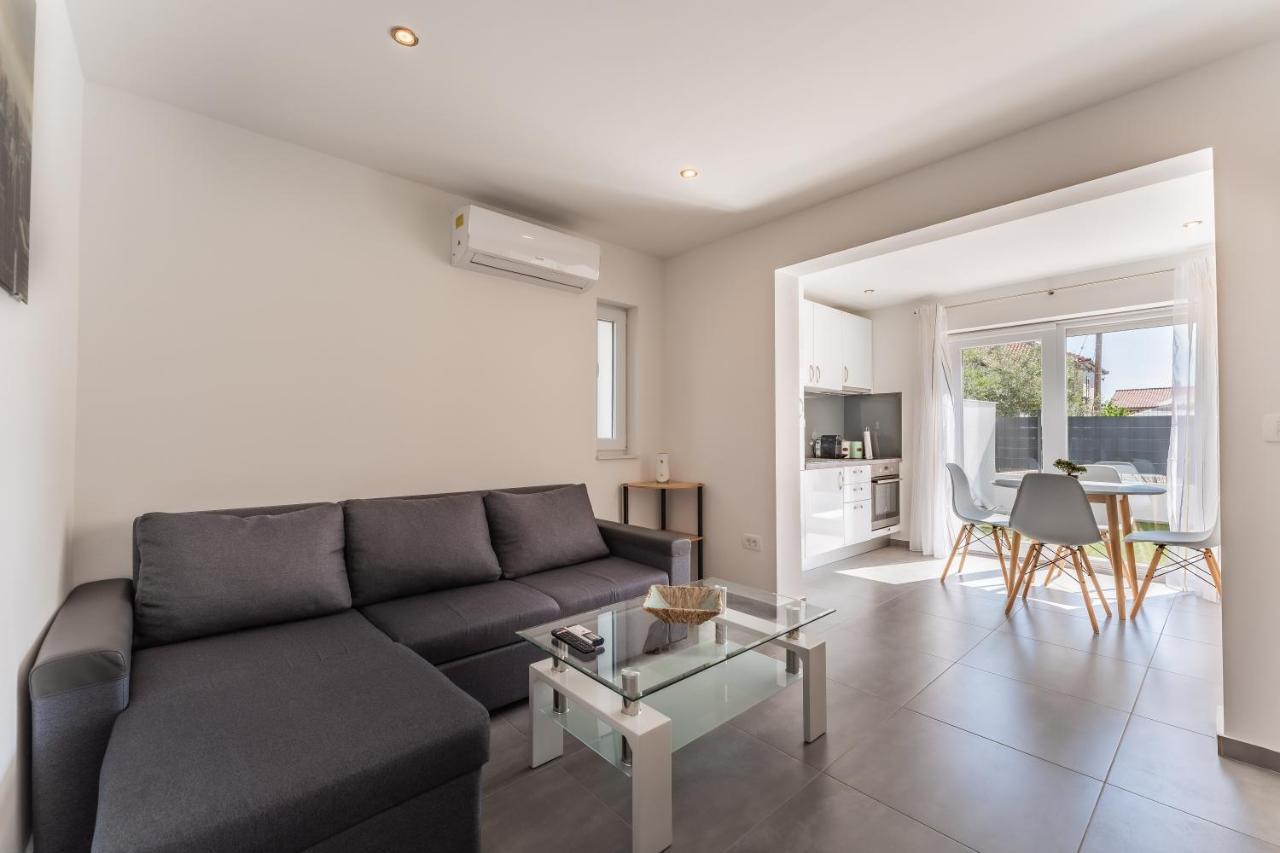 Bernie Apartments With A Pool 자다르 외부 사진